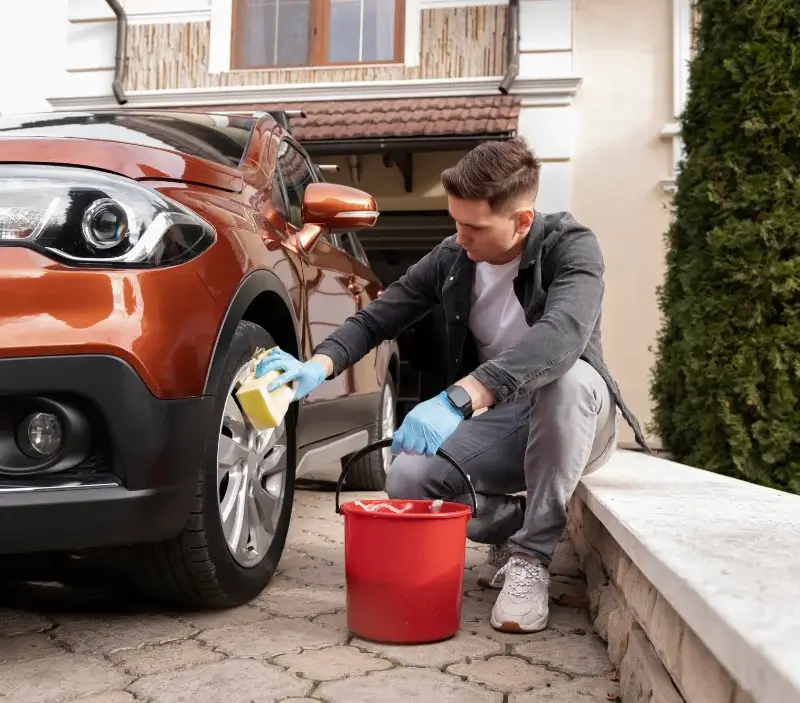 Lavage auto à domicile Noailles : professionnel intervenant sur un véhicule
